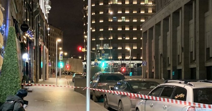 Ово је убица из Москве: Прве фотографије мртвог терористе, лежи крвав, а поред њега сачмара (УЗНЕМИРУЈУЋ САДРЖАЈ)